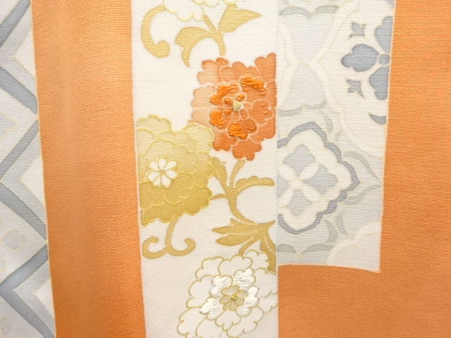  未使用品　短冊に草花模様刺繍絵羽道行コート